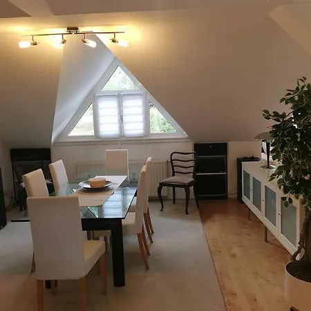 Moderne Dachgeschosswohnung Mit Garten, Pool, Balkon 아파트
