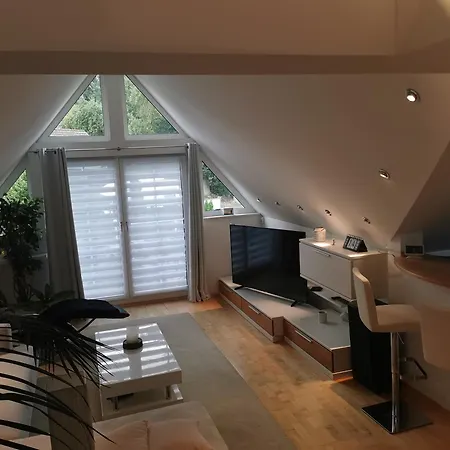 Moderne Dachgeschosswohnung Mit Garten, Pool, Balkon Maineck