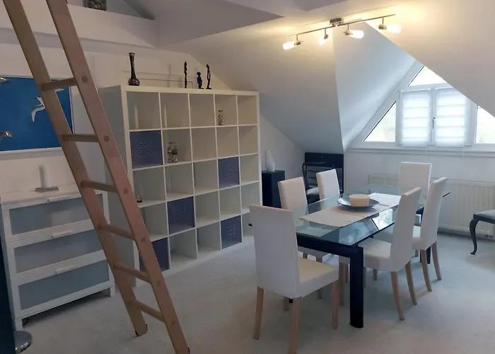 Moderne Dachgeschosswohnung Mit Garten, Pool, Balkon Maineck