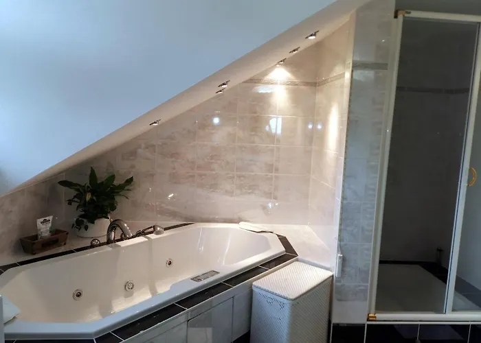 Moderne Dachgeschosswohnung Mit Garten, Pool, Balkon