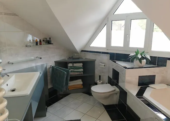 Moderne Dachgeschosswohnung Mit Garten, Pool, Balkon * Maineck