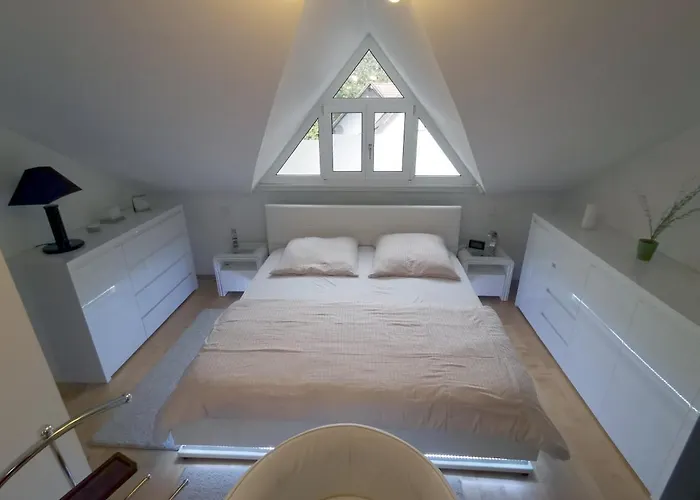 Moderne Dachgeschosswohnung Mit Garten, Pool, Balkon