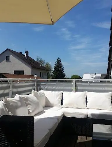 Moderne Dachgeschosswohnung Mit Garten, Pool, Balkon 아파트