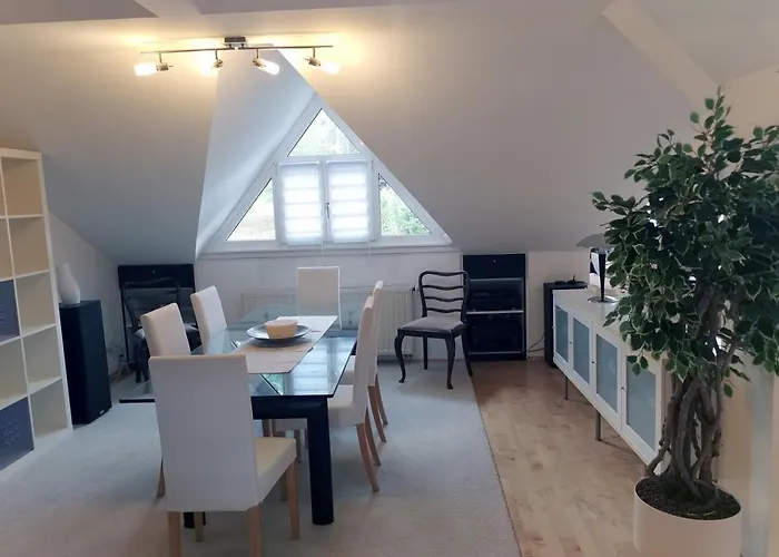 아파트 Moderne Dachgeschosswohnung Mit Garten, Pool, Balkon *