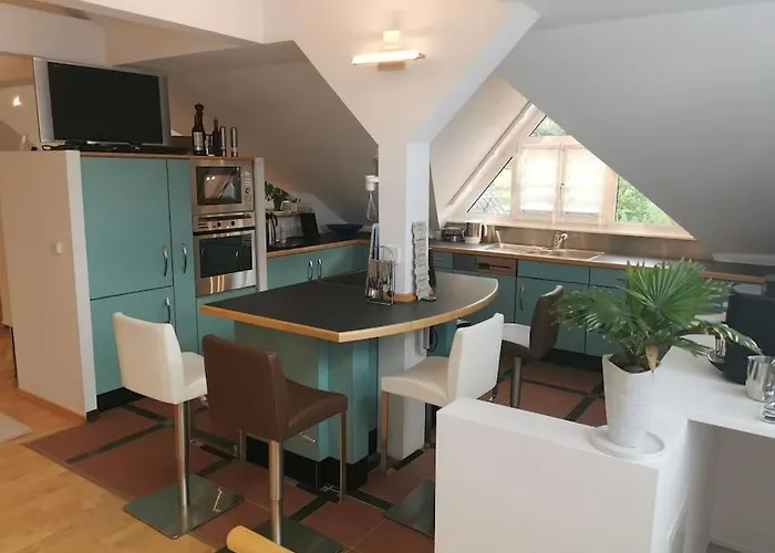 Moderne Dachgeschosswohnung Mit Garten, Pool, Balkon