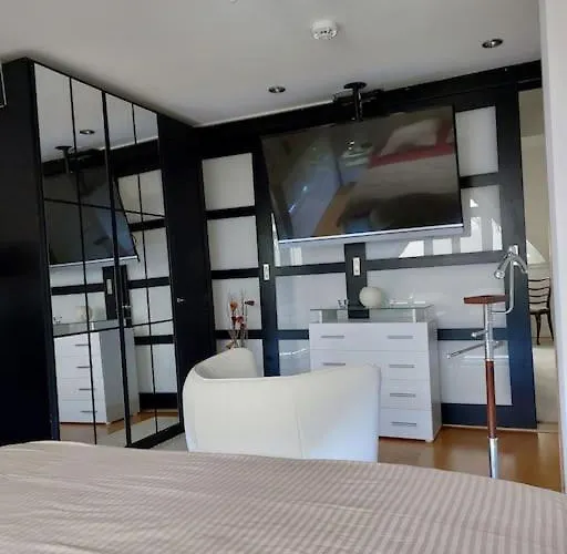 아파트 Moderne Dachgeschosswohnung Mit Garten, Pool, Balkon Maineck