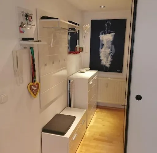 Moderne Dachgeschosswohnung Mit Garten, Pool, Balkon Maineck