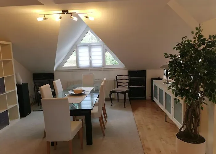 Moderne Dachgeschosswohnung Mit Garten, Pool, Balkon 아파트