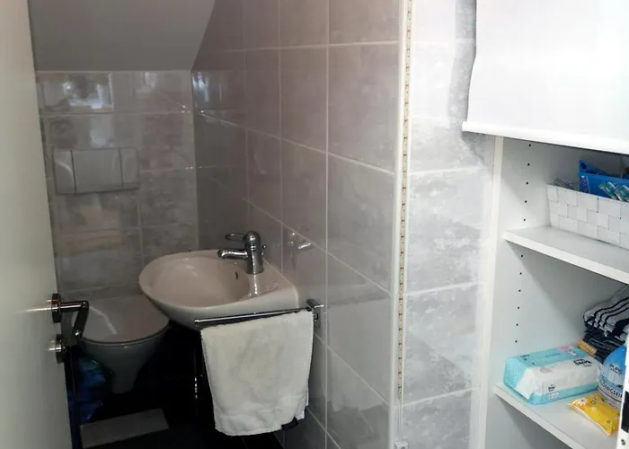 아파트 Moderne Dachgeschosswohnung Mit Garten, Pool, Balkon *