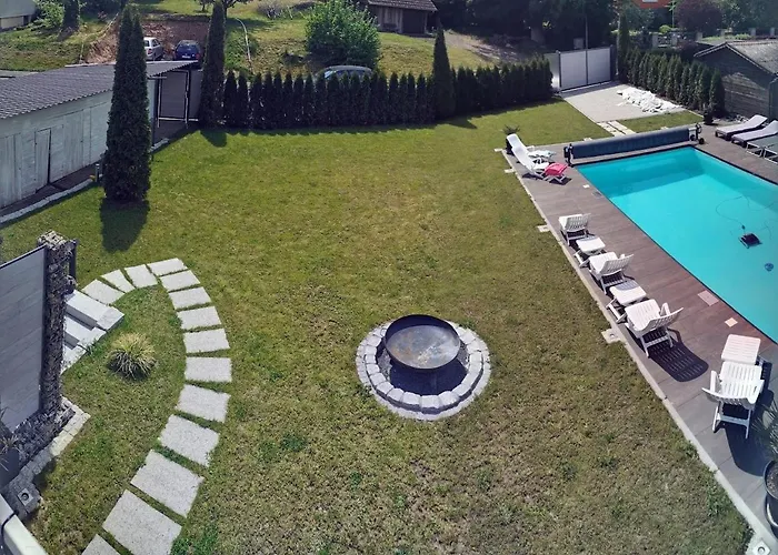 아파트 Moderne Dachgeschosswohnung Mit Garten, Pool, Balkon Maineck