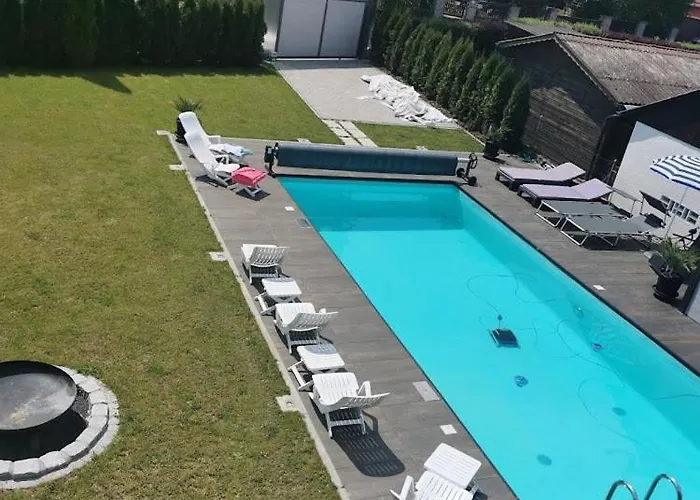 Moderne Dachgeschosswohnung Mit Garten, Pool, Balkon Maineck