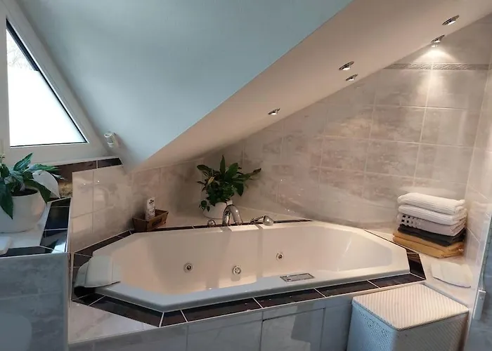 Moderne Dachgeschosswohnung Mit Garten, Pool, Balkon Maineck