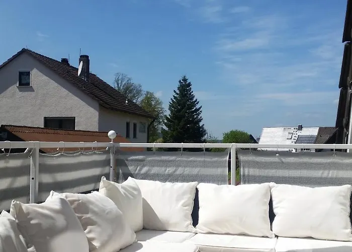 Moderne Dachgeschosswohnung Mit Garten, Pool, Balkon 아파트