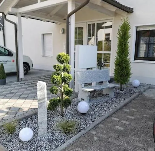 아파트 Moderne Dachgeschosswohnung Mit Garten, Pool, Balkon