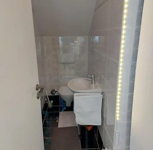 아파트 Moderne Dachgeschosswohnung Mit Garten, Pool, Balkon Maineck