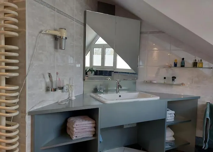 Moderne Dachgeschosswohnung Mit Garten, Pool, Balkon *