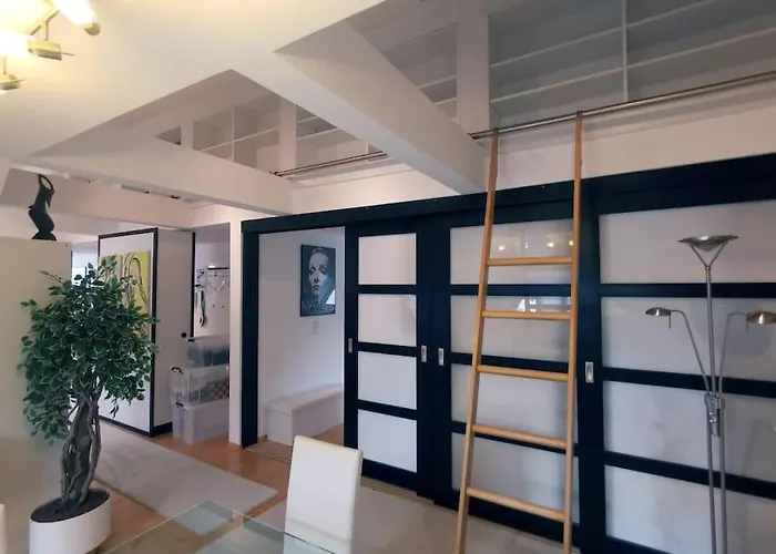 Moderne Dachgeschosswohnung Mit Garten, Pool, Balkon