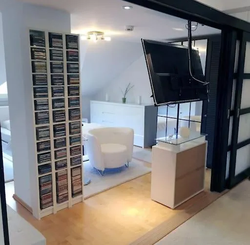 Moderne Dachgeschosswohnung Mit Garten, Pool, Balkon 아파트 Maineck