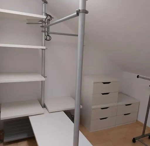 아파트 Moderne Dachgeschosswohnung Mit Garten, Pool, Balkon Maineck