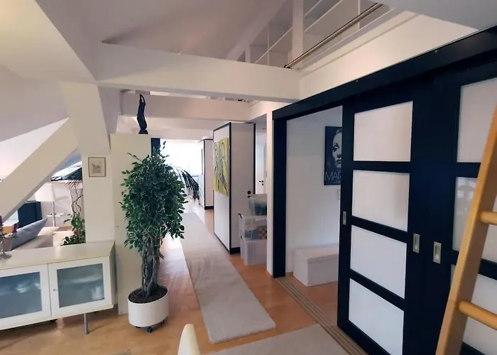 Moderne Dachgeschosswohnung Mit Garten, Pool, Balkon *