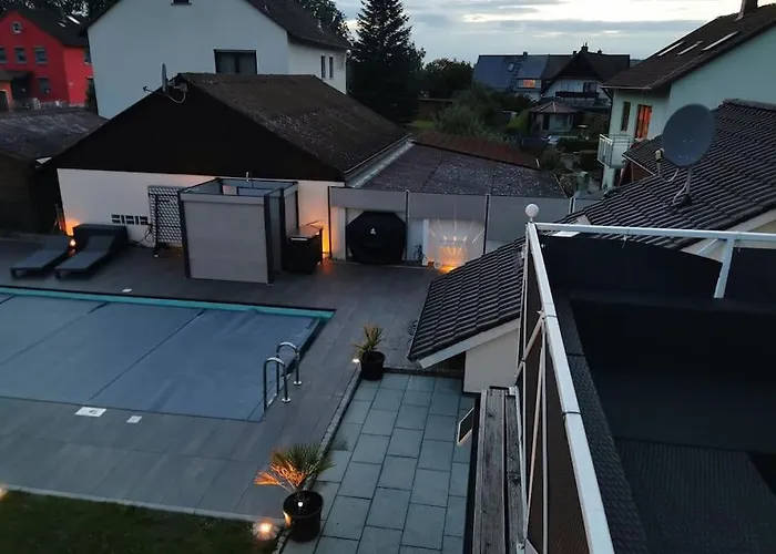 Moderne Dachgeschosswohnung Mit Garten, Pool, Balkon Maineck