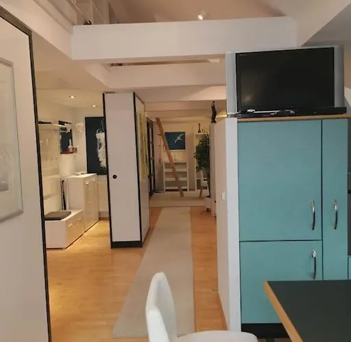 아파트 Moderne Dachgeschosswohnung Mit Garten, Pool, Balkon *