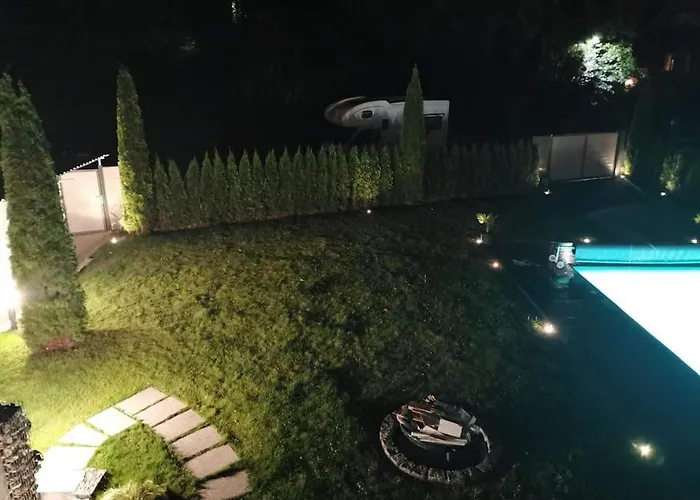 Moderne Dachgeschosswohnung Mit Garten, Pool, Balkon * Maineck