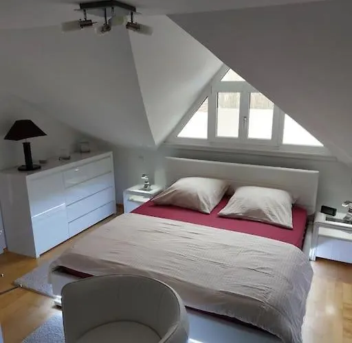 Moderne Dachgeschosswohnung Mit Garten, Pool, Balkon 아파트