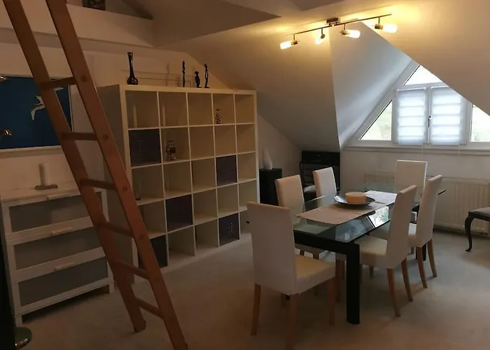 아파트 Moderne Dachgeschosswohnung Mit Garten, Pool, Balkon Maineck