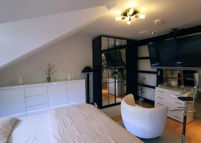아파트 Moderne Dachgeschosswohnung Mit Garten, Pool, Balkon Maineck