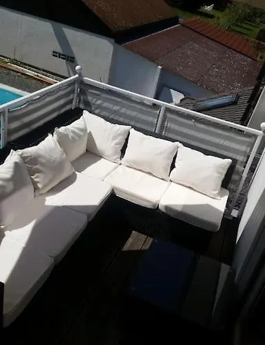 Moderne Dachgeschosswohnung Mit Garten, Pool, Balkon 아파트