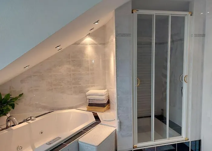 Moderne Dachgeschosswohnung Mit Garten, Pool, Balkon 아파트 Maineck