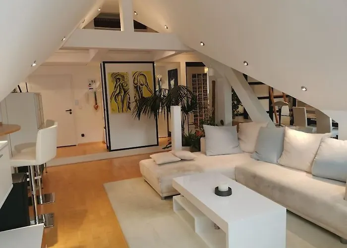 아파트 Moderne Dachgeschosswohnung Mit Garten, Pool, Balkon Maineck