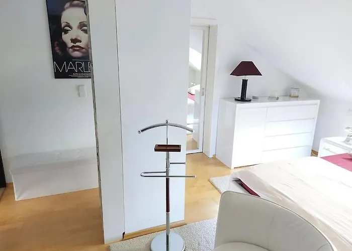Moderne Dachgeschosswohnung Mit Garten, Pool, Balkon