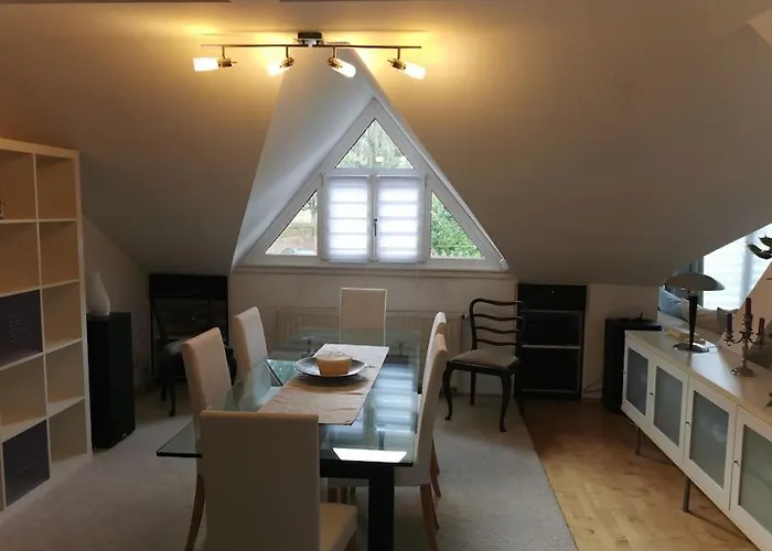 Moderne Dachgeschosswohnung Mit Garten, Pool, Balkon 아파트