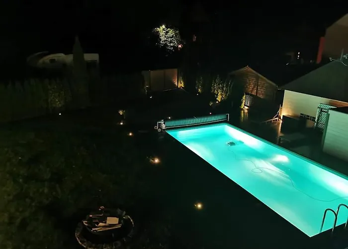 Moderne Dachgeschosswohnung Mit Garten, Pool, Balkon 아파트 Maineck