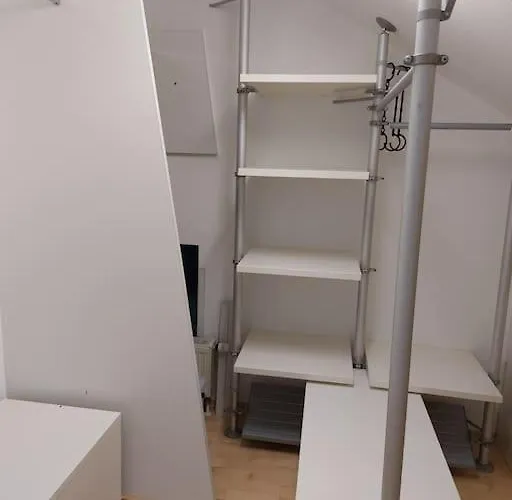 Moderne Dachgeschosswohnung Mit Garten, Pool, Balkon Maineck
