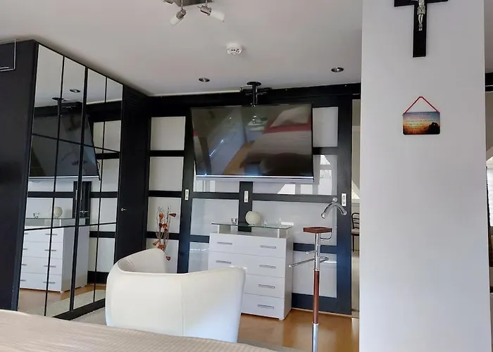 Moderne Dachgeschosswohnung Mit Garten, Pool, Balkon *