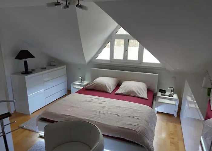 Moderne Dachgeschosswohnung Mit Garten, Pool, Balkon Maineck