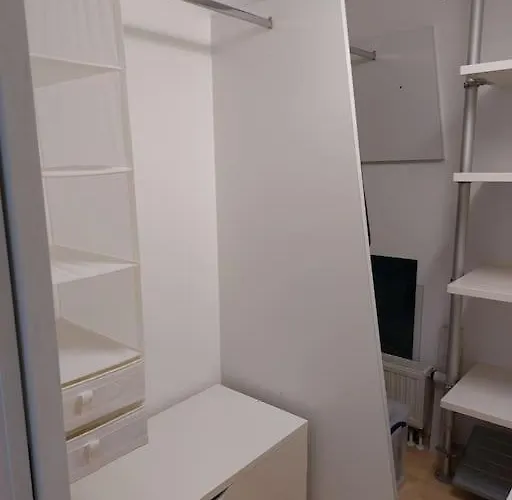 Moderne Dachgeschosswohnung Mit Garten, Pool, Balkon
