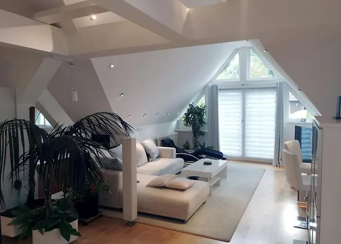 Moderne Dachgeschosswohnung Mit Garten, Pool, Balkon 아파트 Maineck