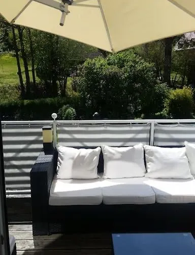 Moderne Dachgeschosswohnung Mit Garten, Pool, Balkon Maineck