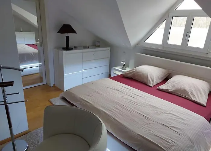 Moderne Dachgeschosswohnung Mit Garten, Pool, Balkon 아파트