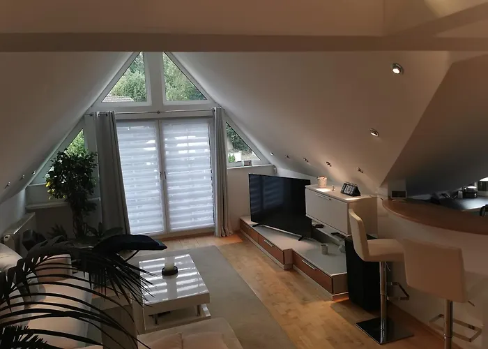 Moderne Dachgeschosswohnung Mit Garten, Pool, Balkon Maineck