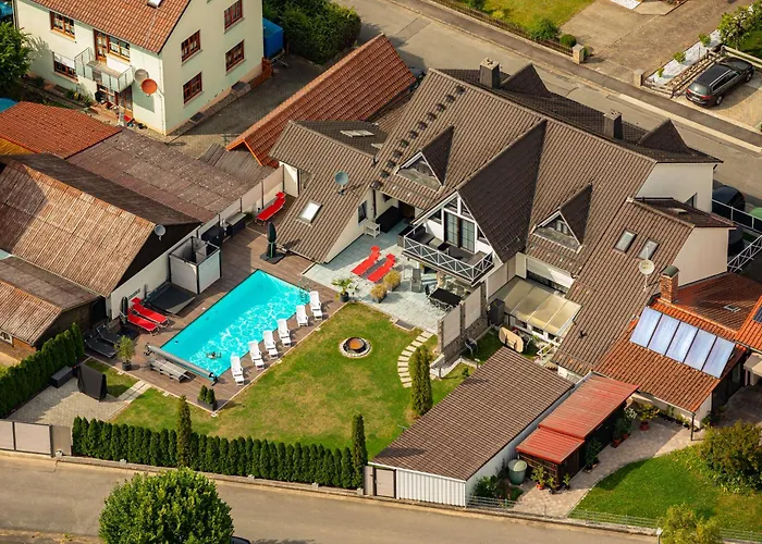 아파트 Moderne Dachgeschosswohnung Mit Garten, Pool, Balkon