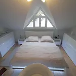 Moderne Dachgeschosswohnung Mit Garten, Pool, Balkon