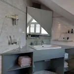 Moderne Dachgeschosswohnung Mit Garten, Pool, Balkon *