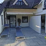 Moderne Dachgeschosswohnung Mit Garten, Pool, Balkon * Maineck