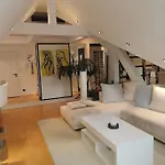 Moderne Dachgeschosswohnung Mit Garten, Pool, Balkon