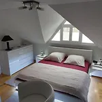 Moderne Dachgeschosswohnung Mit Garten, Pool, Balkon Appartamento